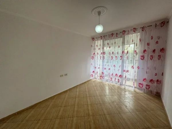 Tirane, shes apartament 1+1+Ballkon Kati 2, 79 m² (fresku)