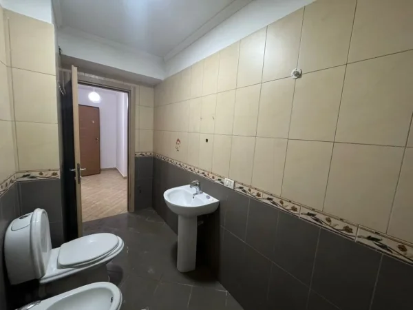 Tirane, shes apartament 1+1+Ballkon Kati 2, 79 m² (fresku)