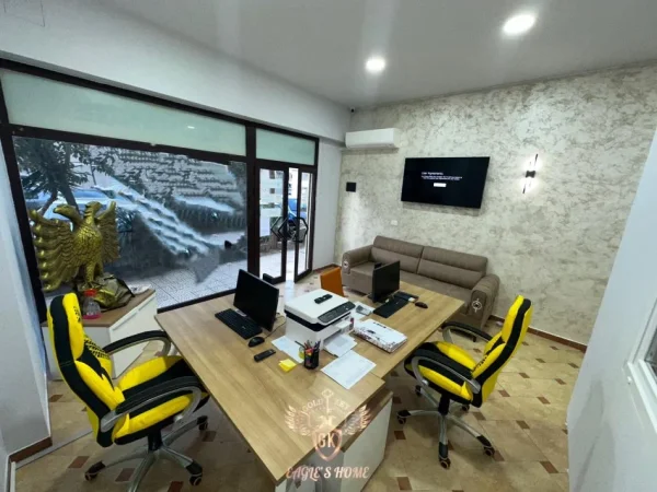 Durres, shes ambjent biznesi Kati 0, 32 m² (Prane Rruges Portit)