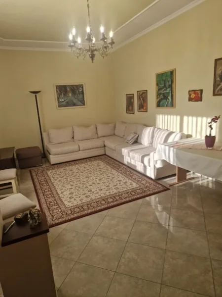 Tirane, jepet me qera Vile 2+1+Ballkon Kati 1, 100 m² 550 € (Rruga Tele Ndini)