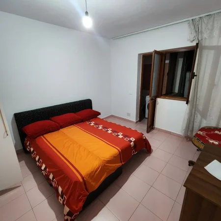 Tirane, jepet me qera shtepi 1+1 Kati 1, 70 m² 330 € (Njazi meka)