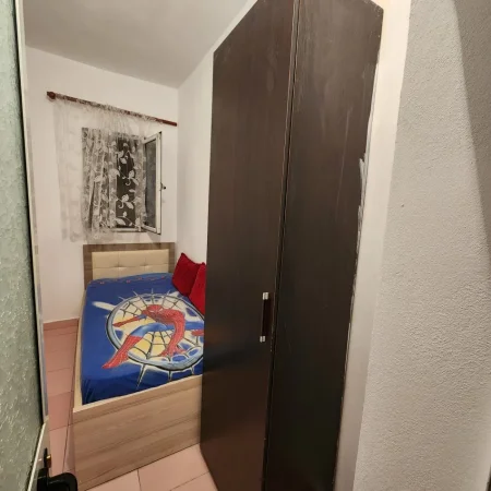 Tirane, jepet me qera shtepi 1+1 Kati 1, 70 m² 330 € (Njazi meka)