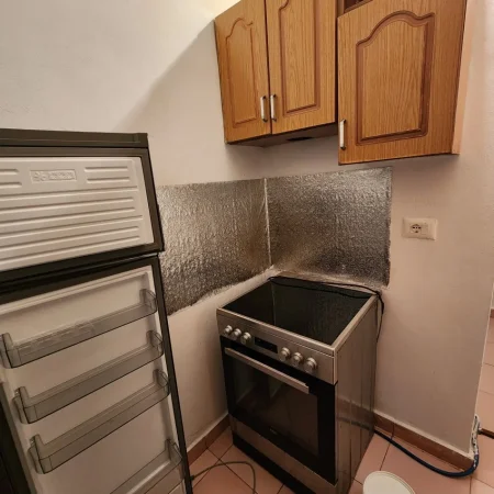Tirane, jepet me qera shtepi 1+1 Kati 1, 70 m² 330 € (Njazi meka)
