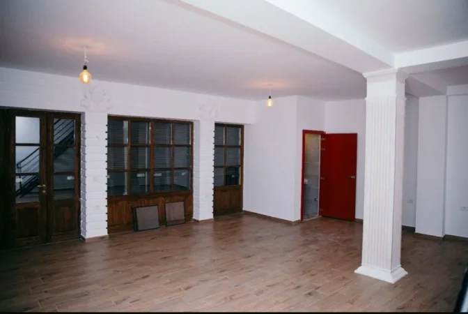 Korce, jepet me qera ambjent biznesi Kati 1, 55 m² 300 € (Pazari I vjeter Korce)