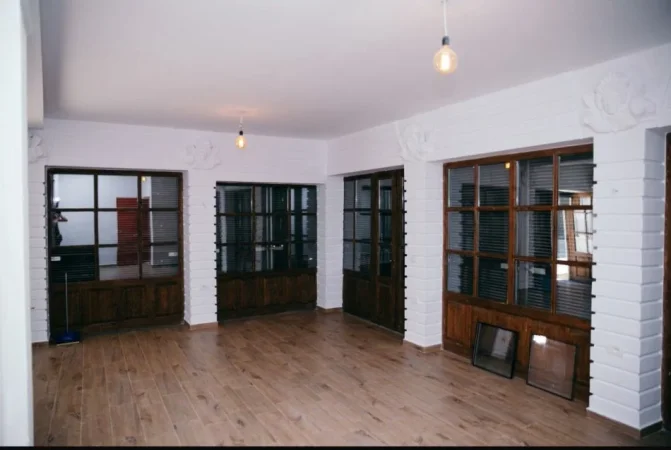 Korce, jepet me qera ambjent biznesi Kati 1, 55 m² 300 € (Pazari I vjeter Korce)