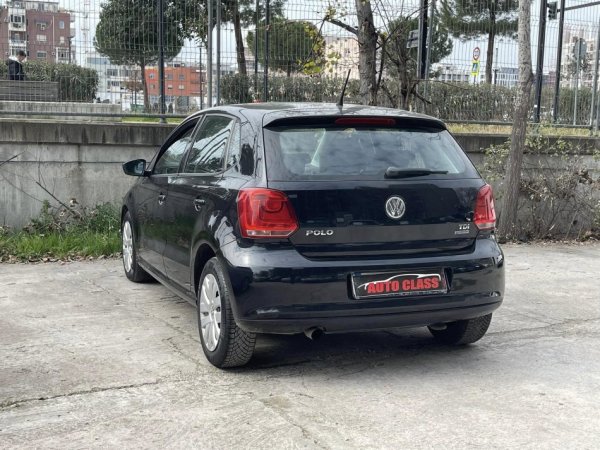 Tirane, shes makine VW POLO Nafte, e zeze manuale Klima 140.000 km 5900 €
