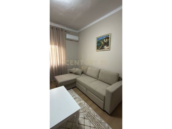 Tirane, jepet me qera apartament 1+1+Aneks+Ballkon Kati 5, 63 m² 700 € (Pallatet Agimi)
