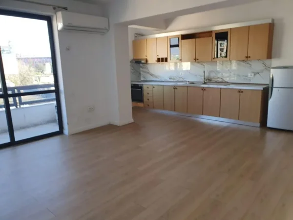 Tirane, jepet me qera apartament 2+1+2 Kati 5, 130 m² 800 € (Bllok, te Libri Universitar)