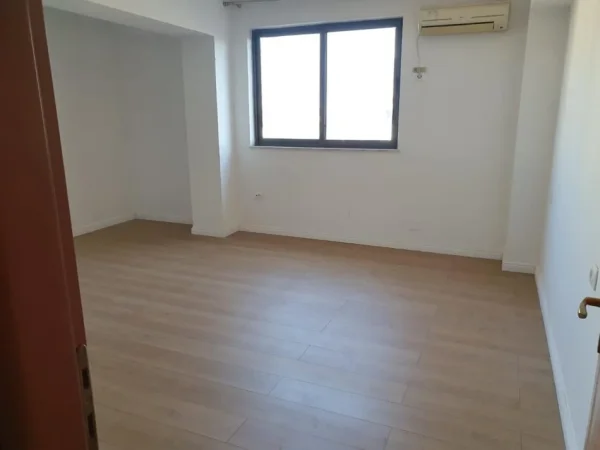 Tirane, jepet me qera apartament 2+1+2 Kati 5, 130 m² 800 € (Bllok, te Libri Universitar)