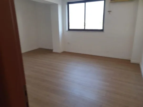 Tirane, jepet me qera apartament 2+1+2 Kati 5, 130 m² 800 € (Bllok, te Libri Universitar)