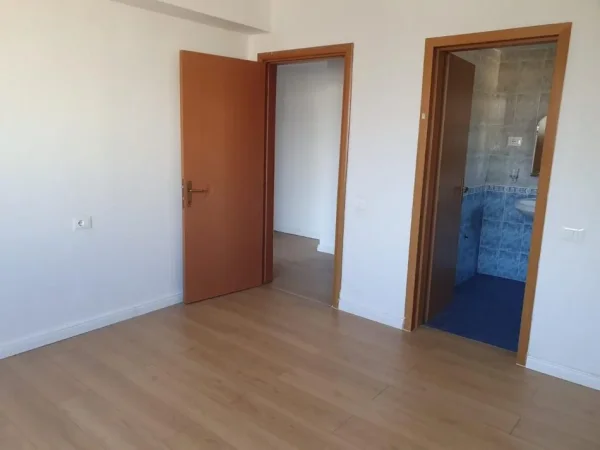 Tirane, jepet me qera apartament 2+1+2 Kati 5, 130 m² 800 € (Bllok, te Libri Universitar)