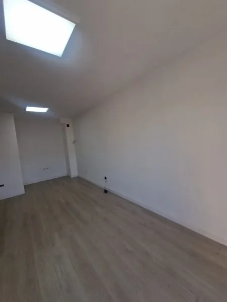 Tirane, jepet me qera apartament 2+1+2 Kati 5, 130 m² 800 € (Bllok, te Libri Universitar)