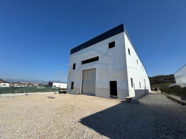 Tirane, jepet me qera magazine Kati 0, 2.400 m² 7.200 € (KASHAR)