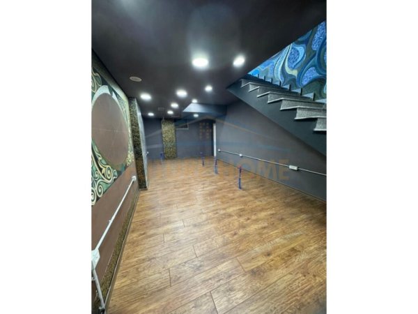 Tirane, jepet me qera ambjent biznesi Kati 0, 589 m² 4.000 € (21 DHJETORI)