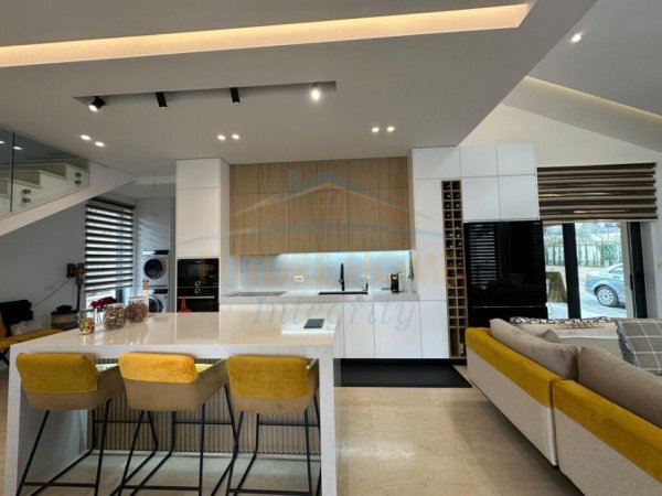 Tirane, jepet me qera Vile , 200 m² 5.000 € (BERZHITE TIRANA)