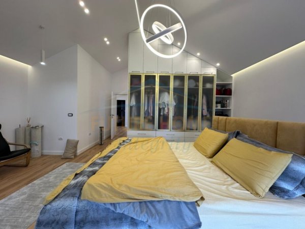Tirane, jepet me qera Vile , 200 m² 5.000 € (BERZHITE TIRANA)