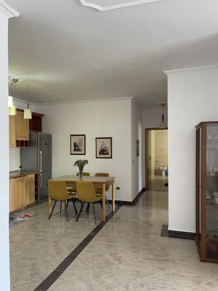 Tirane, jepet me qera apartament 2+1+Ballkon Kati 8, 145 m² 800 € (Bllok)