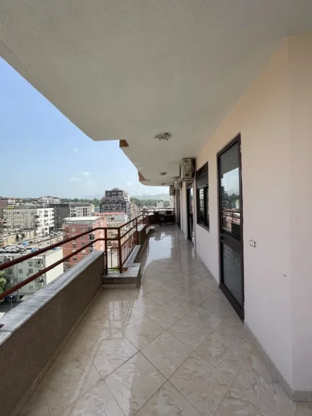 Tirane, jepet me qera apartament 2+1+Ballkon Kati 8, 145 m² 800 € (Bllok)