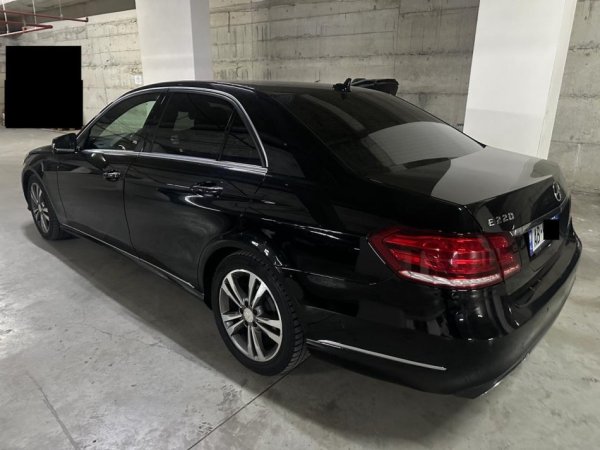 Tirane, shes makine Mercedes Benz E220 Nafte, e zeze automatik Kondicioner 300.000 km 14.000 €