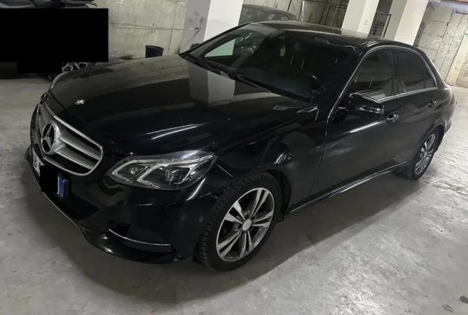 Tirane, shes makine Mercedes Benz E220 Nafte, e zeze automatik Kondicioner 300.000 km 14.000 €