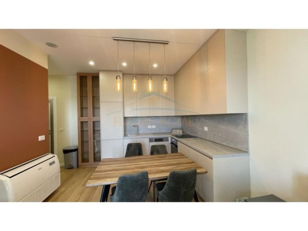 Tirane, jepet me qera apartament 1+1+Ballkon Kati 8, 70 m² 650 € (Prane Shkolles se Kuqe, AREA38790)