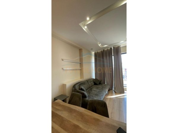Tirane, jepet me qera apartament 1+1+Ballkon Kati 8, 70 m² 650 € (Prane Shkolles se Kuqe, AREA38790)