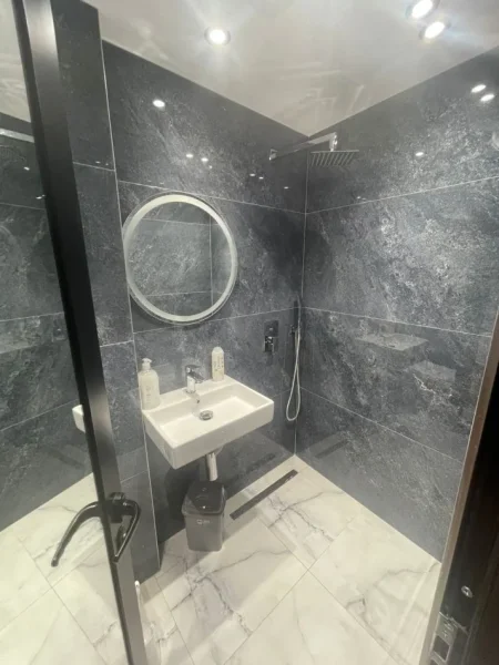 Tirane, shitet vetem 1 dhome 4+1 Kati 4, 100 m² 330.000 € (Bllok)