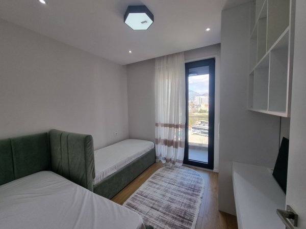 Tirane, jepet me qera apartament 2+1 Kati 4, 93 m² 750 € (Porcelan)