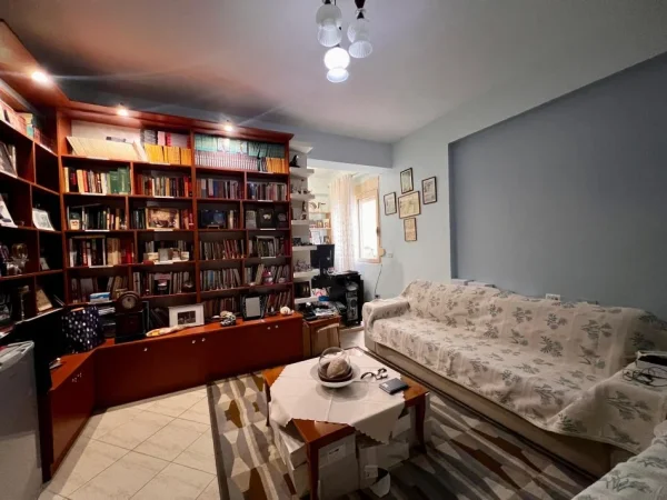 Vlore, shitet apartament 2+1 Kati 5, 100 m² 220.000 € (Lugomare)