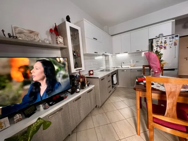 Vlore, shitet apartament 2+1 Kati 5, 100 m² 220.000 € (Lugomare)