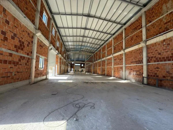 Tirane, jepet me qera ambjent biznesi Kati 0, 2.060 m² 7.200 € (Kashar)