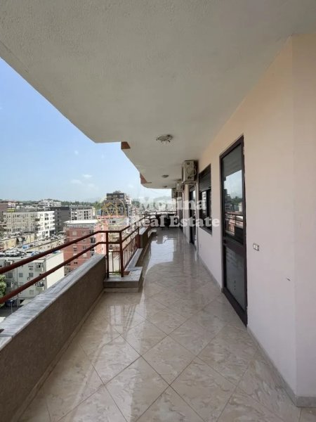 Tirane, jepet me qera apartament 2+1+Ballkon Kati 2, 145 m² 800 € (Blloku)