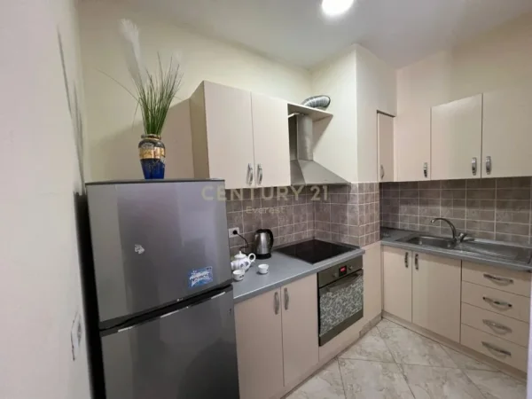 Tirane, jepet me qera apartament 1+1 Kati 3, 40 m² 500 € (Rruga e Barrikadave)