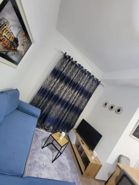 Tirane, jepet me qera apartament 2+1 Kati 4, 450 € (Ali Dem)