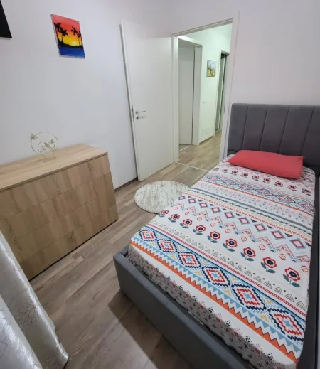Tirane, jepet me qera apartament 2+1 Kati 4, 450 € (Ali Dem)