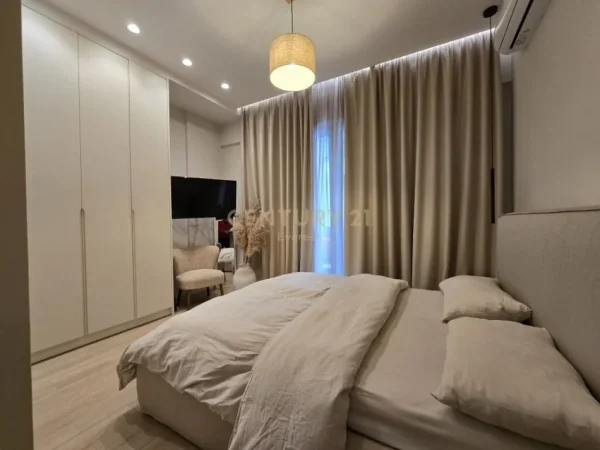 Tirane, jepet me qera apartament 1+1 Kati 7, 68 m² 880 € (Square21)