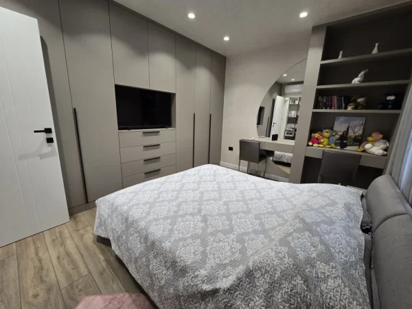 Tirane, jepet me qera apartament 2+1+Ballkon Kati 2, 100 m² 550 € (Kombinat)