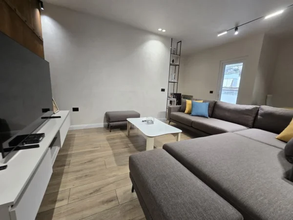 Tirane, jepet me qera apartament 2+1+Ballkon Kati 2, 100 m² 550 € (Kombinat)