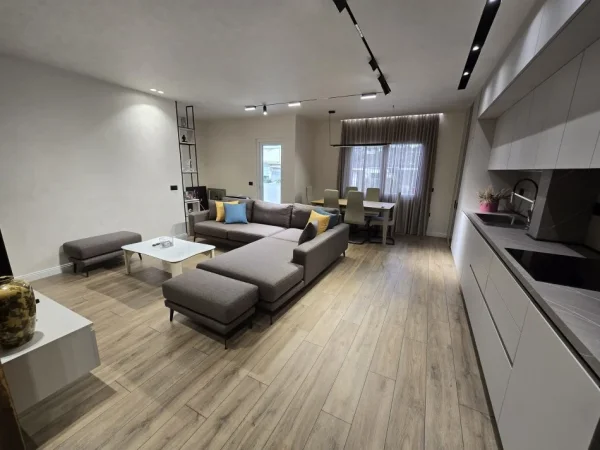 Tirane, jepet me qera apartament 2+1+Ballkon Kati 2, 100 m² 550 € (Kombinat)