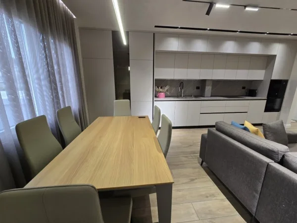 Tirane, jepet me qera apartament 2+1+Ballkon Kati 2, 100 m² 550 € (Kombinat)