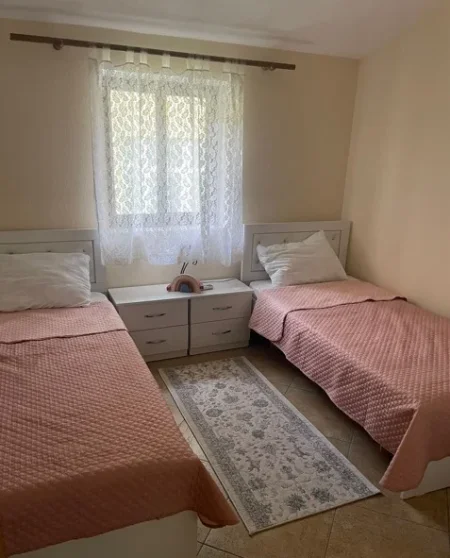 Tirane, jepet me qera apartament 3+1 , 141 m² 800 € (Komuna e Parisit)