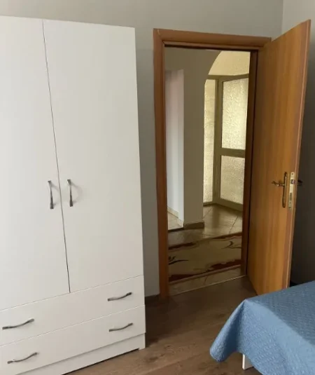 Tirane, jepet me qera apartament 3+1 , 141 m² 800 € (Komuna e Parisit)