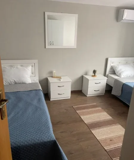 Tirane, jepet me qera apartament 3+1 , 141 m² 800 € (Komuna e Parisit)
