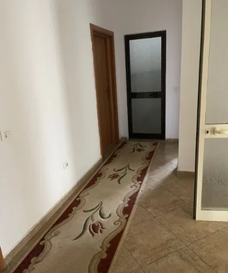Tirane, jepet me qera apartament 3+1 , 141 m² 800 € (Komuna e Parisit)