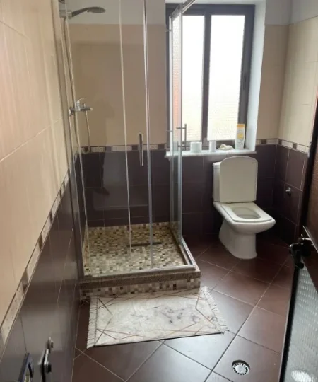 Tirane, jepet me qera apartament 3+1 , 141 m² 800 € (Komuna e Parisit)
