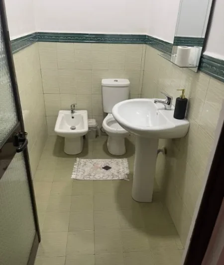 Tirane, jepet me qera apartament 3+1 , 141 m² 800 € (Komuna e Parisit)
