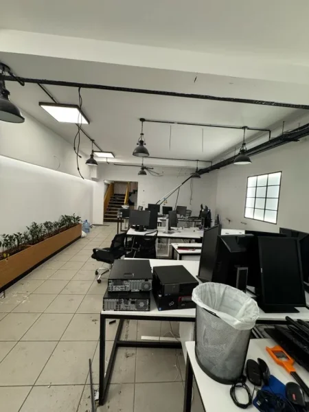 Tirane, jepet me qera ambjent biznesi Kati 0, 700 m² 5.000 € (RRUGA KOMUNA E PARISIT)