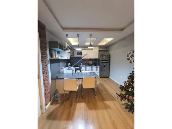 Tirane, shitet apartament 2+1+Ballkon Kati 4, 98 m² 285.000 € (Komuna e Parisit)
