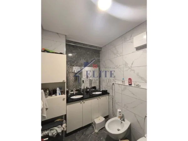 Tirane, shitet apartament 2+1+Ballkon Kati 4, 98 m² 285.000 € (Komuna e Parisit)