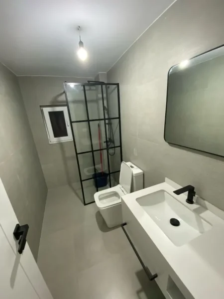 Tirane, jepet me qera apartament 2+1+Aneks+Ballkon Kati 3, 600 € (Rruga e Durresit , Rruga Mine Peza)